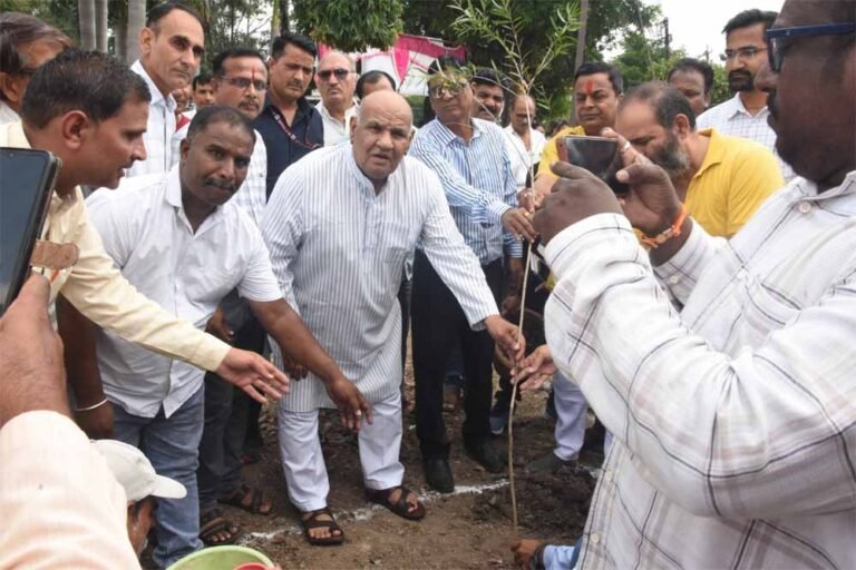 रक्तदान करने वाले नागरिकों तथा स्वच्छता कर्मियों को किया सम्मानित
