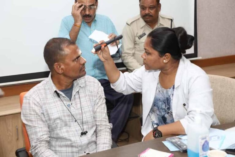 राज्य निर्वाचन आयोग के कर्मचारियों का हुआ नेत्र परीक्षण