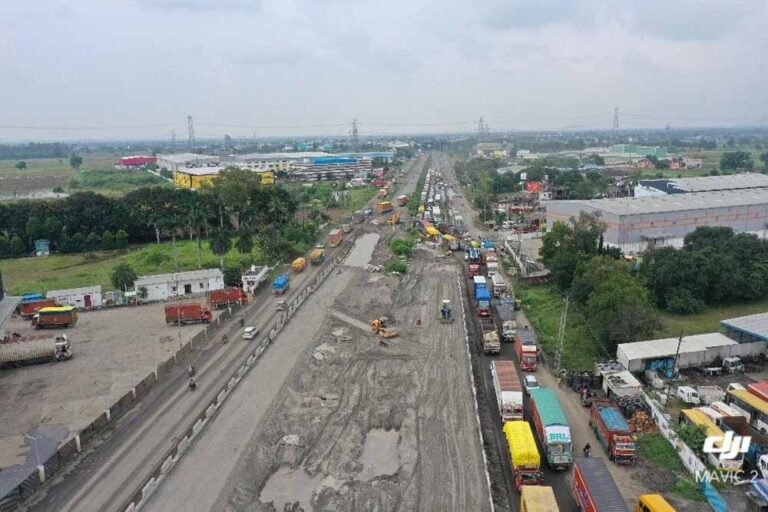 भारी ट्रैफिक जाम से बेहाल हुए लोग, इंदौर-देवास रोड पर रेंगते रहे वाहन