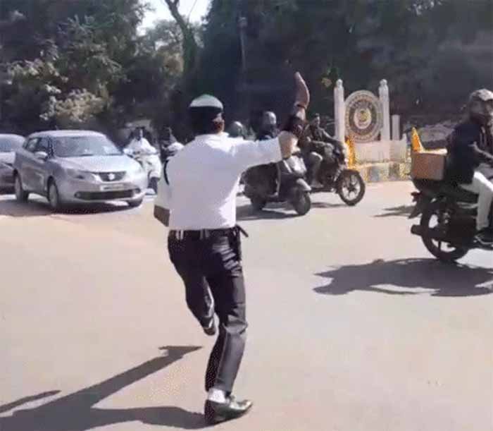 ट्रैफिक सिस्टम फेल! इंदौर में पुलिसकर्मी गायब, रास्ते जाम में फंसे लोग