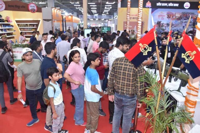 फायर डिपार्टमेंट के अत्याधुनिक उपकरण और दमकल वाहनों ने दर्शकों को किया रोमांचित