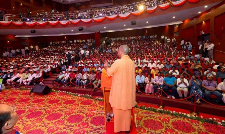 सीएम योगी ने गाजियाबाद में किया ‘भारतवर्ष की स्वर्णाभा नरेन्द्र मोदी’ पुस्तक का विमोचन