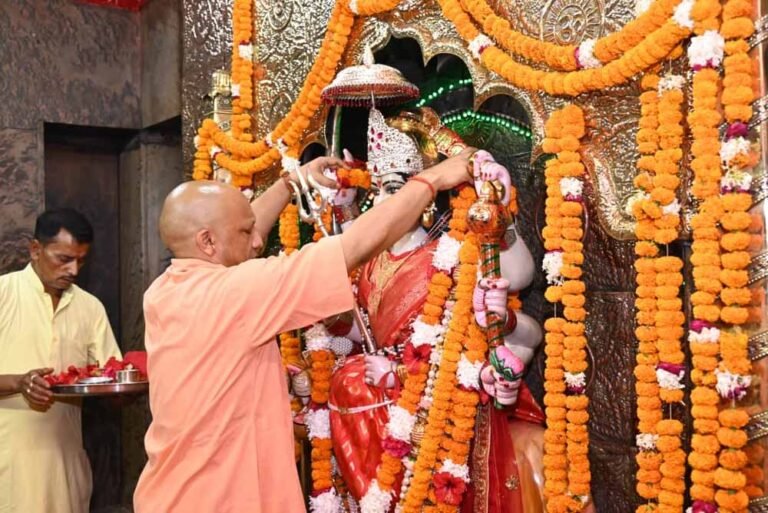 शारदीय नवरात्रि में गोरक्षपीठाधीश्वर ने मां के चरणों में लगाई हाजिरी