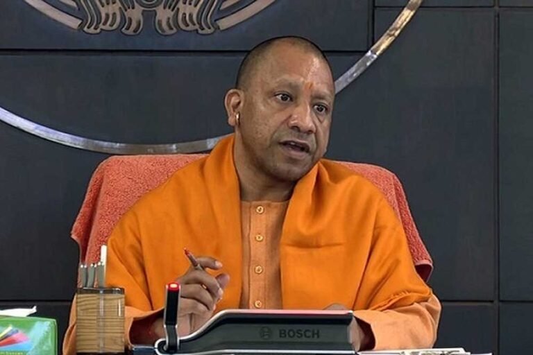 सीएम योगी का खास नजरिया: गोसेवा करते हुए भवानी और भोलू को किया दुलारा, पुंज को खिलाया गुड़