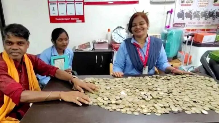 किसान ने ₹40 हजार के सिक्कों से की स्कूटी की खरीदारी, शोरूम मालिक भी हुआ भावुक