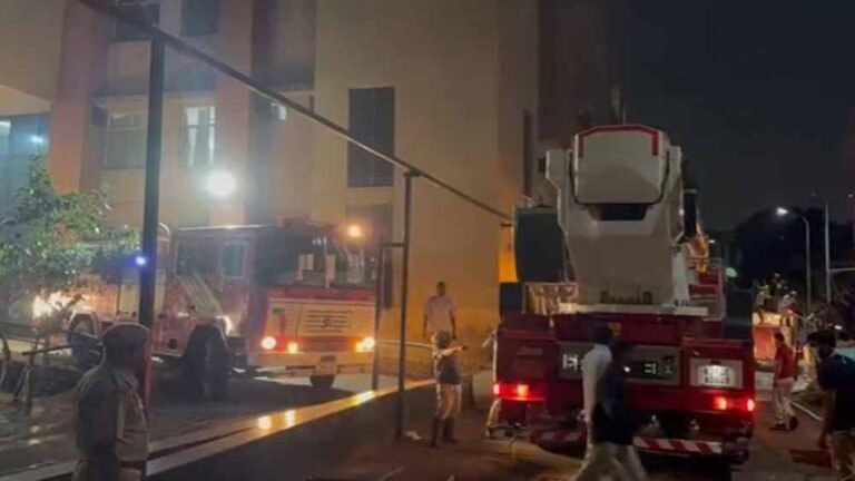 प्रदेश के सबसे बड़े एसएमएस अस्पताल में हादसा — ट्रॉमा सेंटर में लगी आग, सात लोगों की जान गई