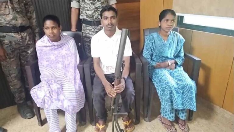 पुलिस की बड़ी कामयाबी: नक्सलवाद के खिलाफ 3 नक्सलियों ने किया  आत्मसमर्पण,  इनाम राशि 1 लाख प्रति व्यक्ति
