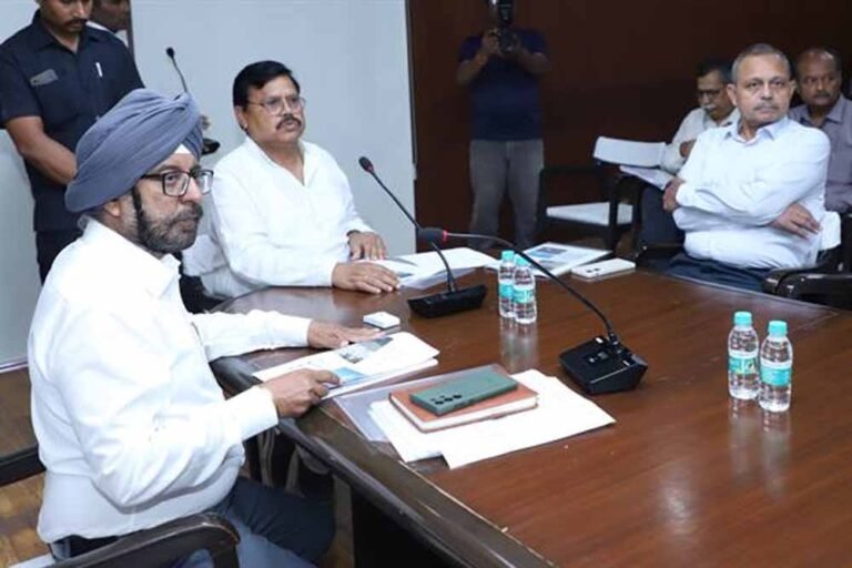 ऊर्जा मंत्री तोमर ने की विद्युत कंपनियों के कामकाज की समीक्षा