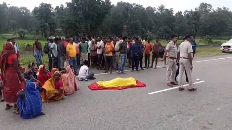 सड़क पार कर रही महिला को वाहन ने कुचला, इलाके में गुस्सा