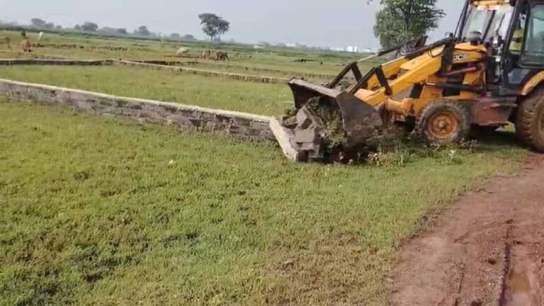 प्रशासन की बड़ी कार्रवाई: अवैध प्लॉटिंग के खिलाफ 10 एकड़ जमीन मुक्त