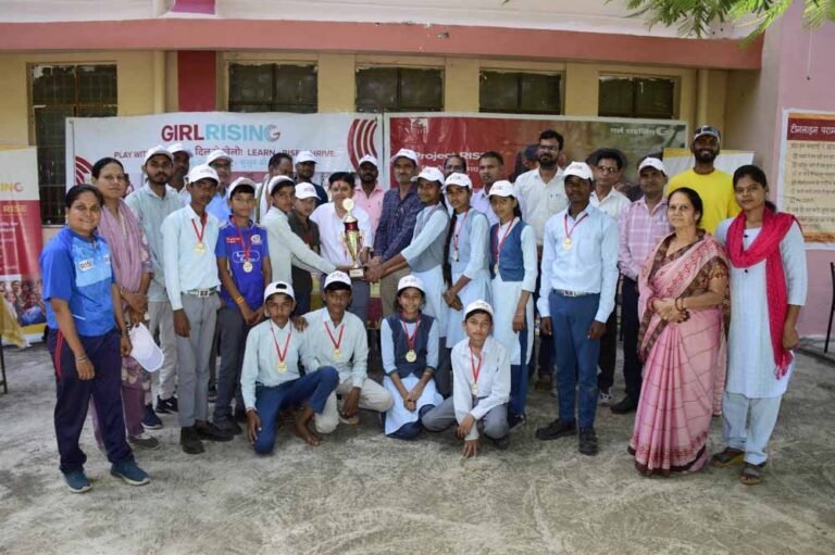 लड़कियों ने मैदान में कदम रखा: अंतरराष्ट्रीय बालिका दिवस के अवसर पर स्कूलों में लड़के-लड़कियों के संयुक्त क्रिकेट मैच का आयोजन