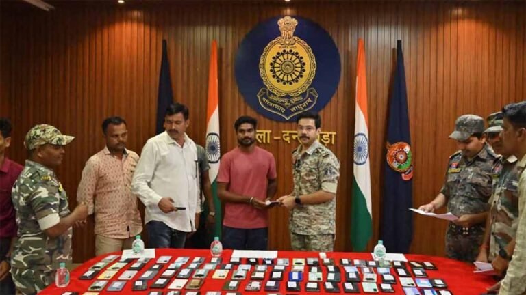 सुरक्षा के साथ सौगात: दंतेवाड़ा पुलिस ने धनतेरस पर नागरिकों को लौटाए 107 मोबाइल