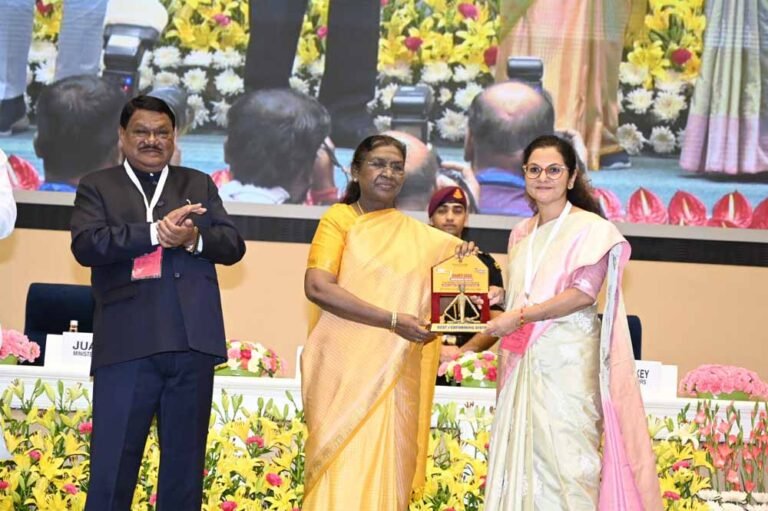 राष्ट्रपति द्रौपदी मुर्मू ने धरती आबा में उत्कृष्ट प्रदर्शन के लिए कलेक्टर चंदन त्रिपाठी को किया सम्मानित