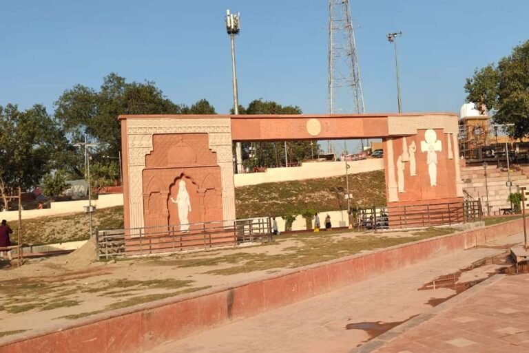 दीपोत्सव 2025:लक्ष्मण किला घाट पहली बार बना दीपोत्सव का आकर्षण केंद्र