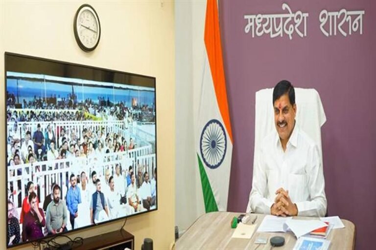 प्रख्यात पार्श्व गायक किशोर कुमार की जन्मस्थली खंडवा में पुण्य तिथि पर गीतकार प्रसून जोशी किशोर कुमार सम्मान से अलंकृत
