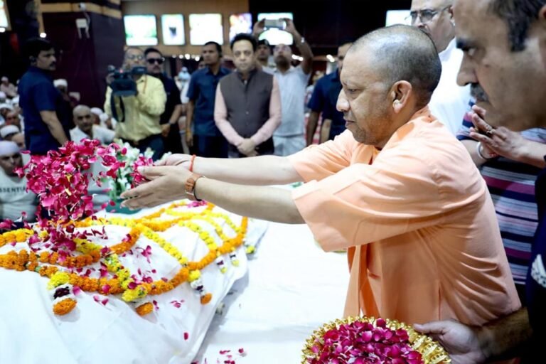 मुख्यमंत्री ने शिव शांति आश्रम पहुंचकर किया नमन, अनुयायियों के प्रति जताई संवेदना