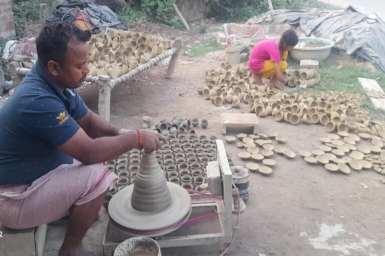 अयोध्या के कुम्हारों के जीवन में ‘दीप’ जला रही योगी सरकार