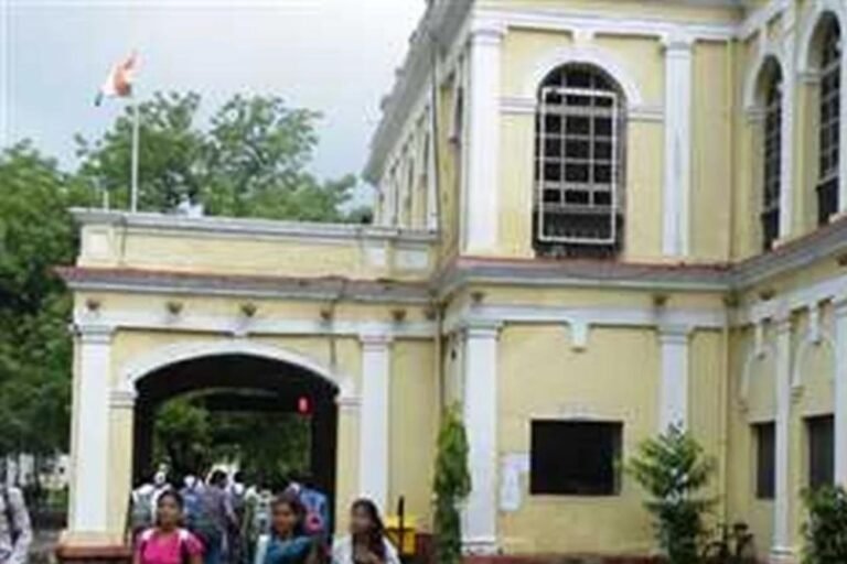 इंदौर: एग्जाम से बचने के लिए छात्रों ने फैलाई मौत की अफवाह, प्रिंसिपल के घर पहुंचा स्टाफ