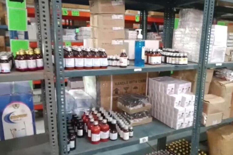 जिला अस्पताल में बच्चों को मिल रहा था दूषित सिरप, एजीथ्रोमिसिन की बोतलों में निकले कीड़े