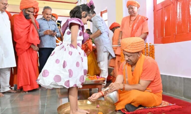शारदीय नवरात्र की महानवमी को नौ दुर्गा स्वरूपा कुंवारी कन्याओं का पूजन किया गोरक्षपीठाधीश्वर ने