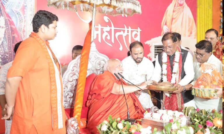 मुख्यमंत्री ने जगद्गुरू  रामभद्राचार्य के दर्शन कर लिया आशीर्वाद, प्रदेशवासियों की सुख-समृद्धि की कामना की