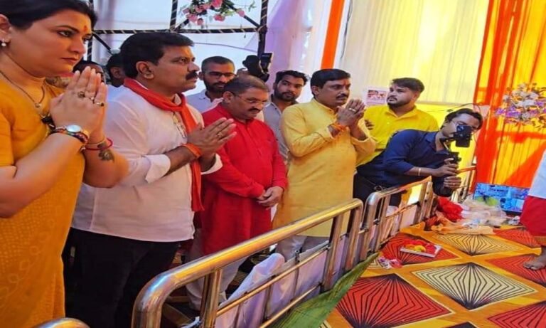 उपमुख्यमंत्री  शर्मा माँ दुर्गा की महाआरती में शामिल हुए, भजन सेवा की, नवरात्र पर्व पर किया मंदिरों एवं पंडालों का दर्शन