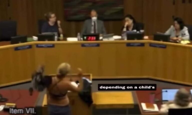 ट्रांसजेंडर बाथरूम नीति पर बोर्ड मीटिंग में हंगामा, महिला ने कपड़े उतारकर जताई आपत्ति