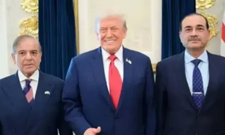 ट्रंप के गाजा प्लान पर समर्थन से घिरा पाकिस्तान, सोशल मीडिया पर भड़के लोग – ‘शहबाज ने सरेंडर कर दिया