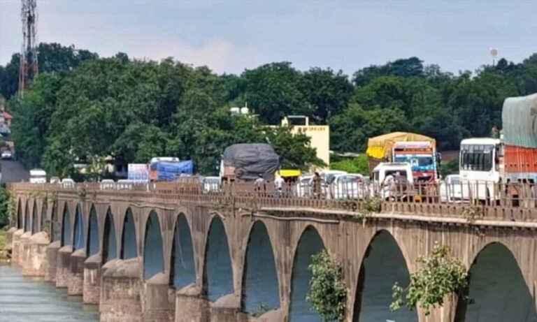 20 टन से ज्यादा भार फिर पार कर रहा मोरटक्का पुल, जर्जर हालत में बड़ा हादसा टालना चुनौती
