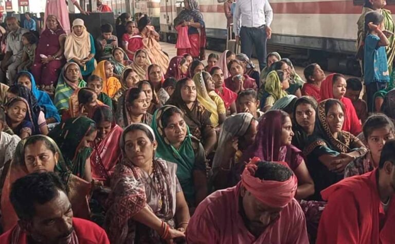 रेलवे स्टेशनों पर बैटरी गाड़ियों के खिलाफ कुलियों का हल्ला, राजनीतिक समर्थन भी साथ