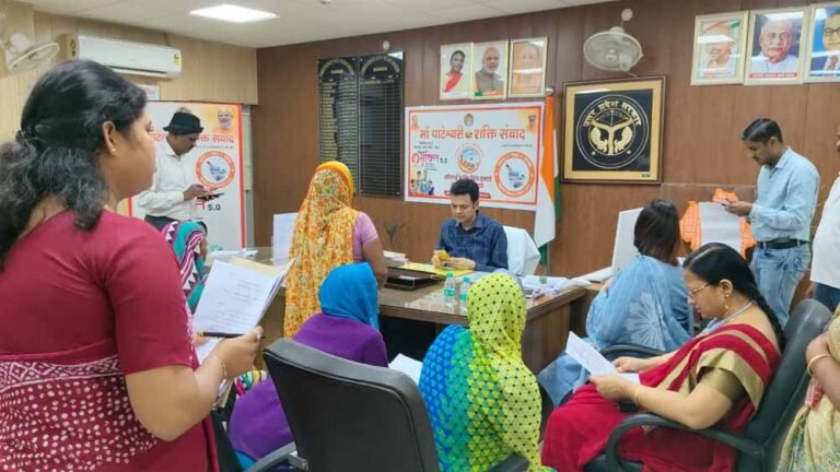 सीएम योगी के मिशन शक्ति 5.0 अभियान के तहत देवीपाटन मंडल में हर सोमवार को विशेष रूप से महिलाओं और बेटियों के लिए आयोजित किया जा रहा कार्यक्रम