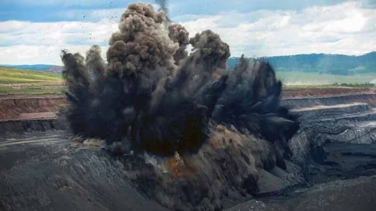 बारूद भरते समय खदान में विस्फोट, 10 घायल, 2 की हालत गंभीर