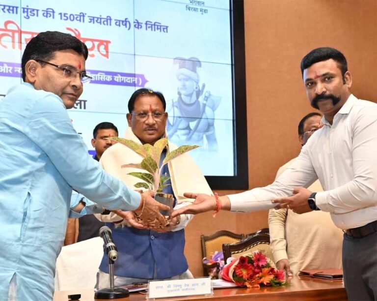 मुख्यमंत्री विष्णुदेव साय जनजातीय गौरव दिवस पर आयोजित कार्यशाला में हुए शामिल