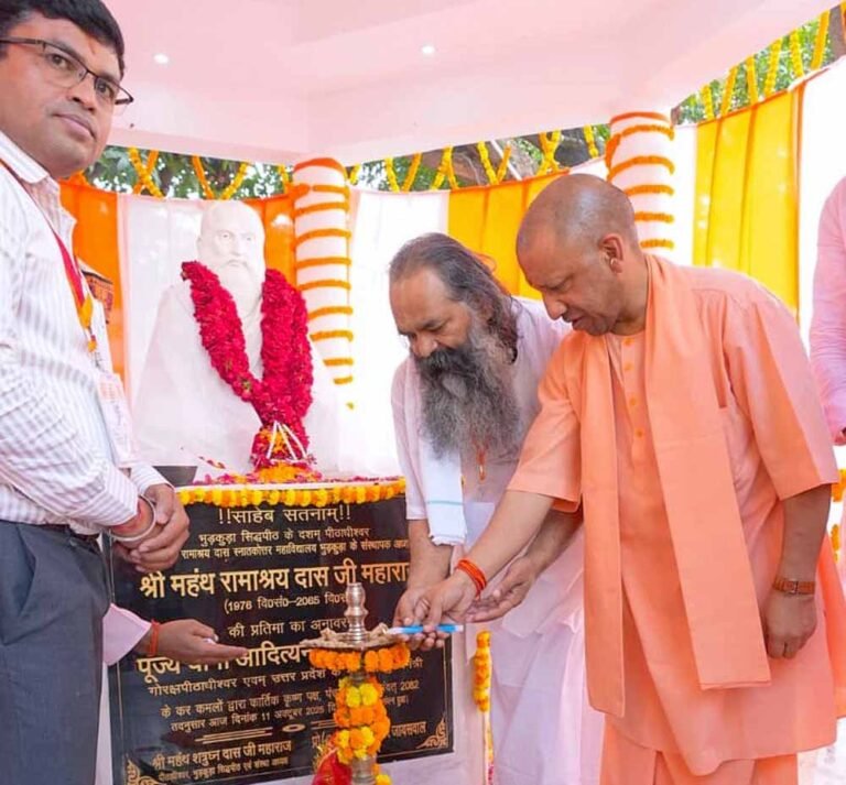 सीएम योगी ने सिद्धपीठ श्री हथियाराम मठ परिसर में आयोजित प्रबुद्धजन संवाद संगम कार्यक्रम में लिया भाग