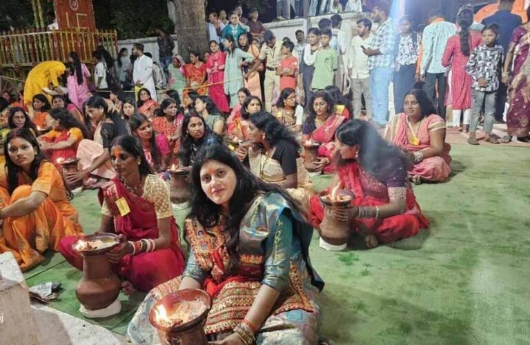 901 कलशों का अनोखा उत्सव: देर रात रेल ट्रैक पर थमे ट्रेन के पहिए