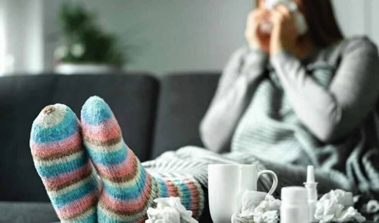 महिलाओं को पुरुषों से ज़्यादा ठंड क्यों लगती है? साइंस ने बताया चौंकाने वाला सच!