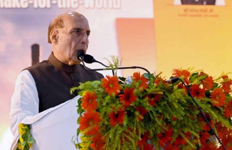 लखनऊ में आयोजित कार्यक्रमों में रक्षा मंत्री ने मुख्यमंत्री योगी आदित्यनाथ की मुक्त कंठ से की प्रशंसा