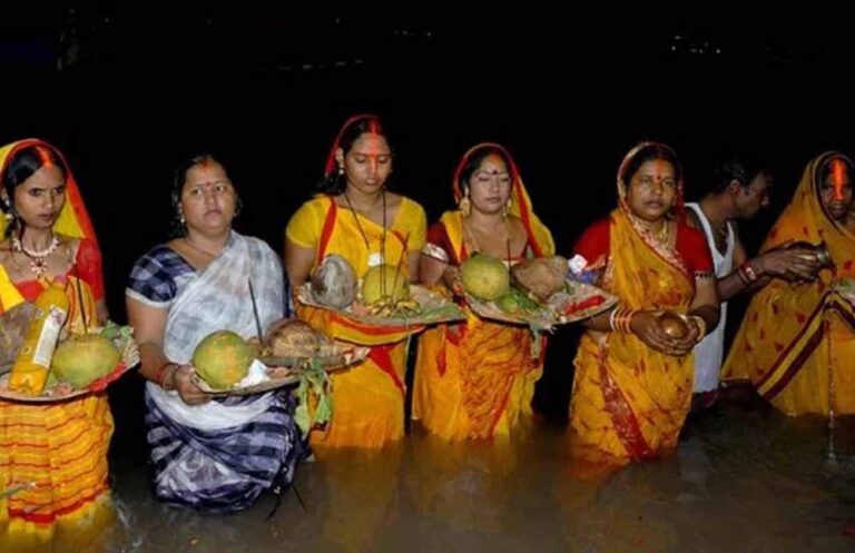 डूबते और उगते सूर्य को अर्घ्य: छठ व्रत के समय पूजा का महत्व