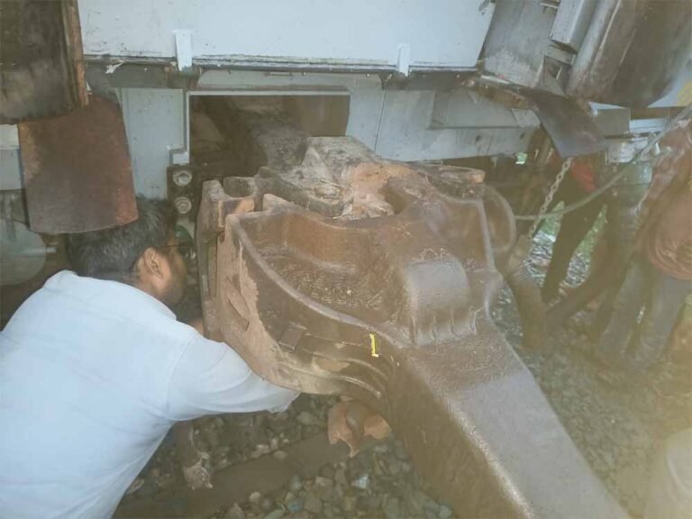 कपलिंग टूटी रुकी मुंबई एलटीटी सुपरफास्ट, कई ट्रेनें रहीं प्रभावित