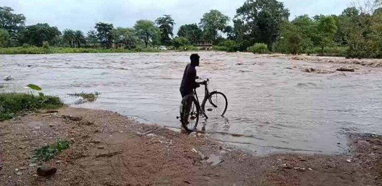 देवभोग के 36 गांव बारिश की मार से अलग-थलग, बाढ़ और फसल संकट से तनाव बढ़ा