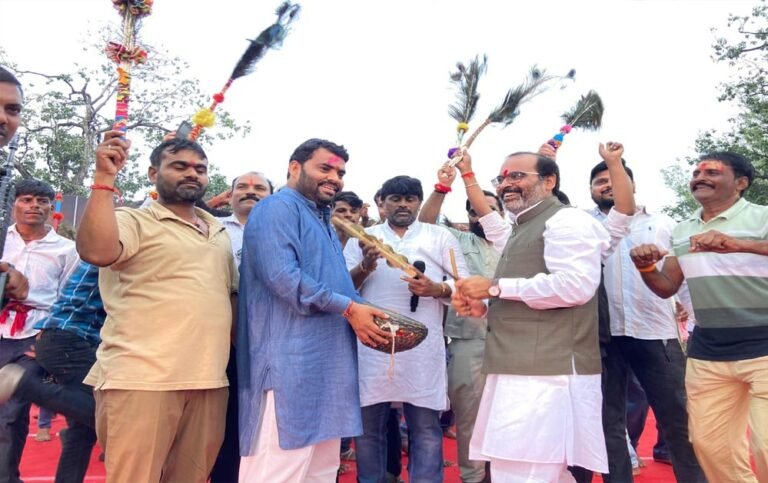 बुंदेलखंड की परंपरा में रंगे अरविंद पटेरिया, दिवारी नृत्य में मौनिया के संग लगाए ठुमके