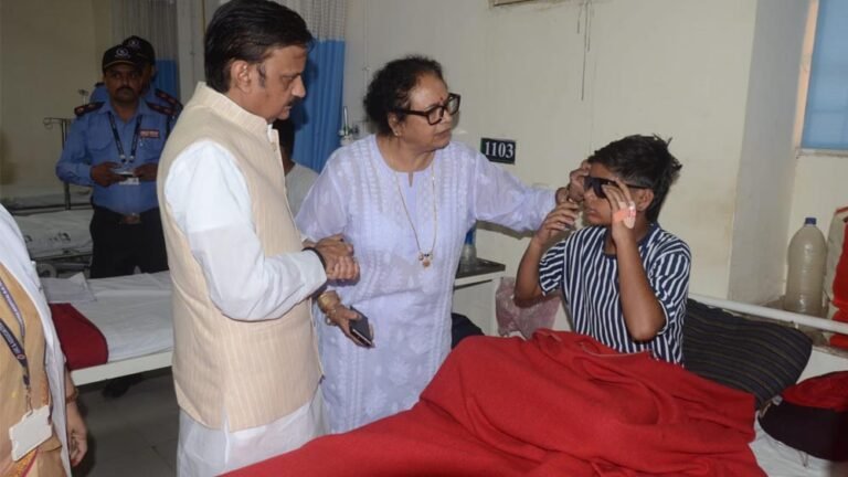 उप मुख्यमंत्री शुक्ल ने हमीदिया अस्पताल में कार्बाइड गन प्रभावित बच्चों और युवाओं का हाल जाना