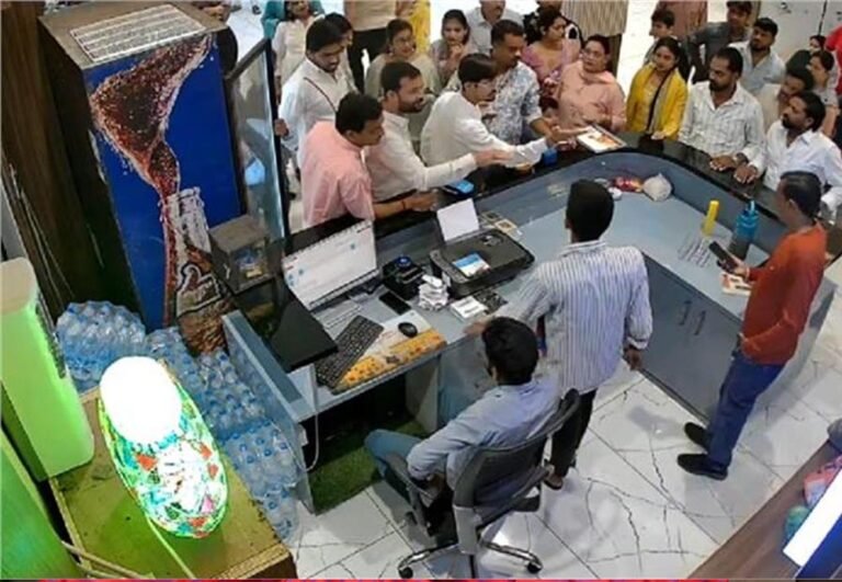 धामनोद होटल में हंगामा: कांग्रेस के पूर्व मंत्री के बेटे और पोते ने की मारपीट, वीडियो वायरल