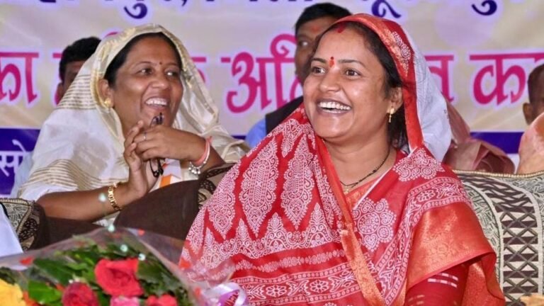 रायपुर : मंत्री श्रीमती लक्ष्मी राजवाड़े ने रजवार समाज के मेधावी विद्यार्थियों को किया सम्मानित