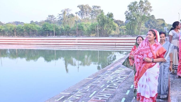 रायपुर : मंत्री श्रीमती लक्ष्मी राजवाड़े ने भटगांव छठ घाट का निरीक्षण कर तैयारियों का लिया जायजा