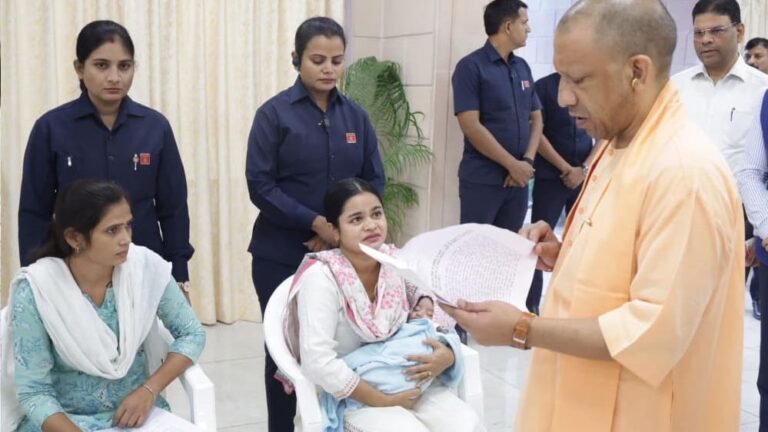 प्रदेश के कई जनपदों से समस्या लेकर आए फरियादी, मुख्यमंत्री ने सभी से की मुलाकात