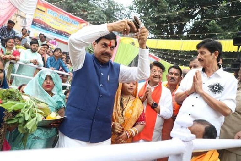 मुख्यमंत्री डॉ. यादव इंदौर में पूर्वोत्तर सांस्कृतिक संस्थान द्वारा आयोजित छठ महोत्सव में हुए शामिल