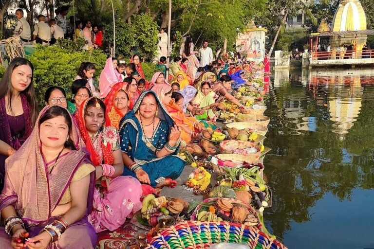छठ पर्व पर महिलाओं ने अर्पित किया अर्घ्य, आमातालाब घाट पर उमड़ा श्रद्धालुओं का सैलाब