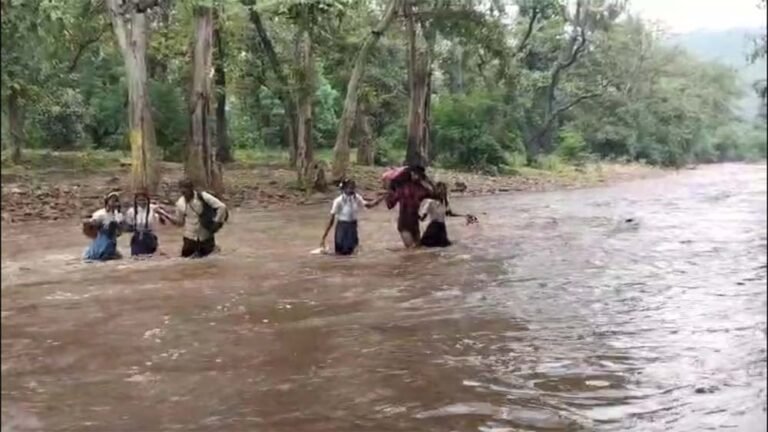 बारिश का कहर: नदी के उस पार फंसी बच्ची, रेस्क्यू कर सुरक्षित निकाला