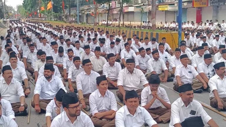 स्वयंसेवकों की विशाल रैली: इंदौर में RSS का महा पथ संचलन